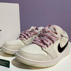 Jordan 1 barely green SE (size 12W)(size 10.5M)